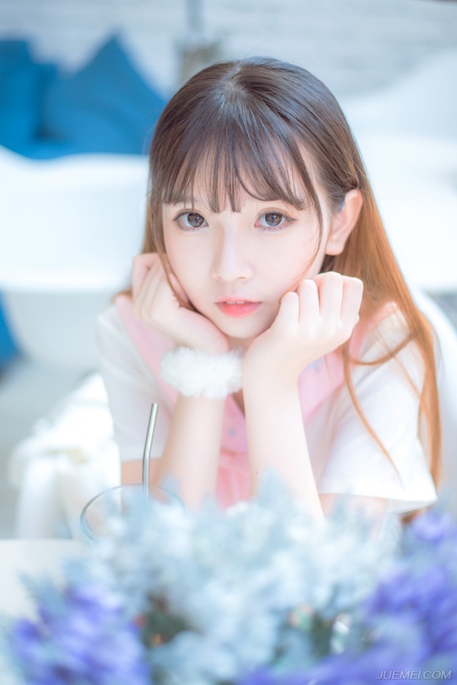 “如果夫君不小气的话，姐姐就真该担忧你的将来了。”大乔苦笑道，如果吕布真的一点反应都没有，那就证明，小乔在吕布眼里，依旧是个玩物，现在整个乔家都迁来了长安，仰吕布鼻息生存，如果他们姐妹失宠了，那对乔家来说，就是一个巨大的打击，就算吕布不去对付乔家，也不会再关照，那些嗅觉敏锐的政客们绝对不会放过这个打击乔家的机会。